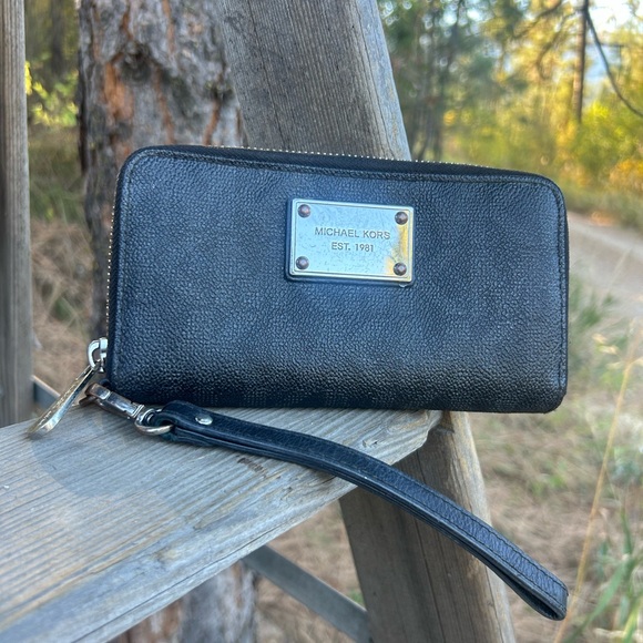 MICHAEL KORS Jet Set Black Monogram Wristlet  Wallet - Picture 1 of 12